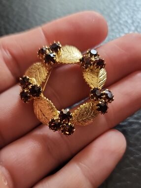 VTG Gold-Tone Leaf Wreath Brooch with Amber Stones - Women Jewelry
